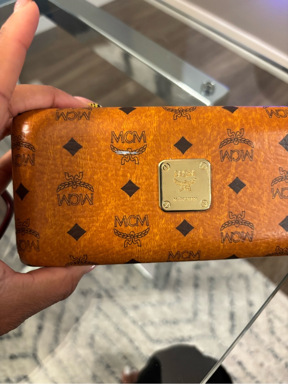 Two-Tone MCM glasses with case included - Picture 6 of 8